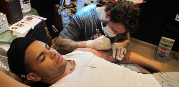 29.mai.2012 - Dentinho fez uma carpa no braço. Ao todo a produção da tatuagem demorou sete horas para ficar pronta