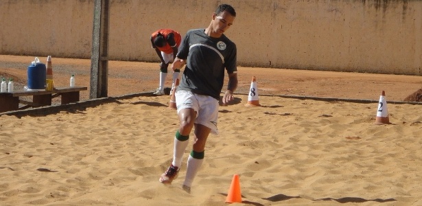 Edimar, irmão de Leandro Damião, em treino no Luverdense