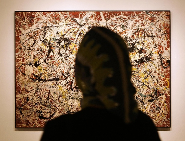 Mulher observa obra "Mural on Indian Red Ground", de Jackson Pollock, no museu de Teerã (29/8/12) - AFP