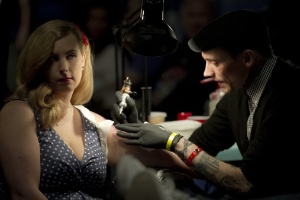 Mulheres se tatuam durante a 15ª Convenção de Tatuagem na cidade de Manhattan, em Nova York (19/5/2012) -  AFP PHOTO / MLADEN ANTONOV