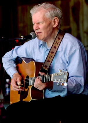 O músico folk Doc Watson toca em festival nos Estados Unidos (29/5/2012)