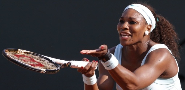 Serena Williams reclama de lance na partida contra a francesa Virginie Razzano - AFP PHOTO / PATRICK KOVARIK