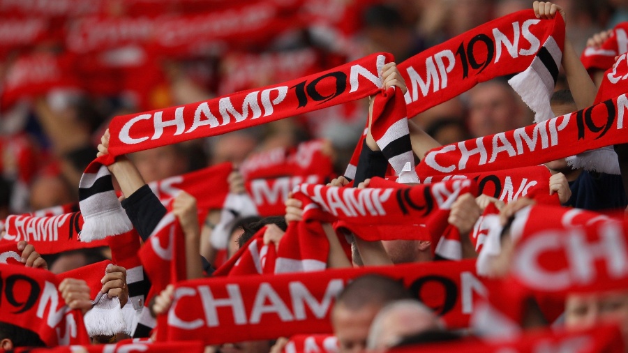 Torcida do Manchester United exibe cachecóis antes de partida do time - Getty Images