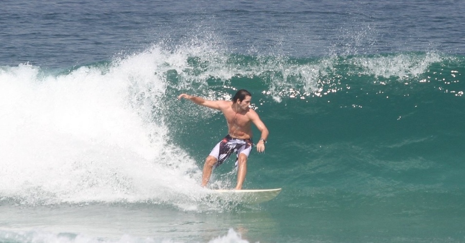 Vladimir Brichta surfa em praia da Barra da Tijuca, no Rio de Janeiro (29/5/12)