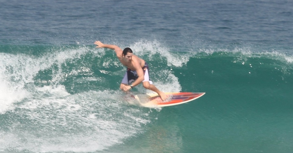 Vladimir Brichta surfa em praia da Barra da Tijuca, no Rio de Janeiro (29/5/12)