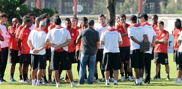 Zinho conversa com os jogadores do Flamengo antes do treinamento desta terça-feira - Alexandre Vidal/ Fla Imagem