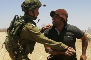 Agricultor palestino é impedido por soldado israelense de trabalhar em suas terras, vizinhas <br>a assentamentos judeus, na Cisjordânia