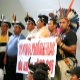30.mai.2012 - Índios protestaram nos corredores da Câmara dos Deputados, em Brasília, contra a PEC 215, que  transfere ao Congresso a responsabilidade de demarcar terras indígenas, quilombolas e áreas de conservação ambiental - hoje exclusiva do Poder Executivo - Andre Borges / FolhaPress