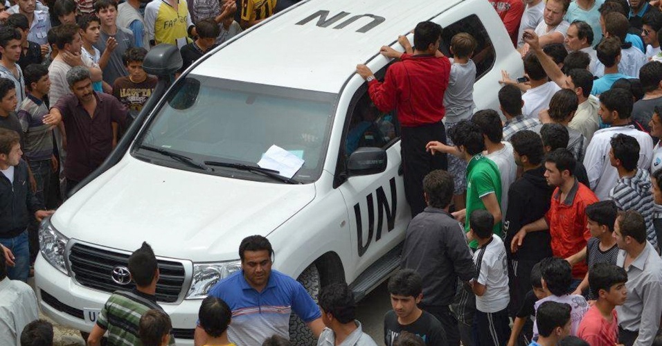 30.mai.2012 - Monitores da ONU visitam a cidade de Kfra Nubul, na Síria