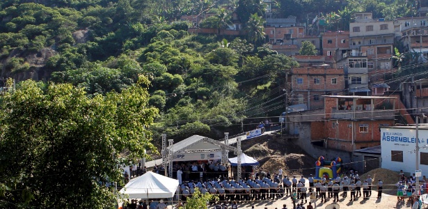 Policiais e moradores acompanham a inauguração da quarta UPP no Complexo do Alemão - Marcelo Piu/Agência O Globo