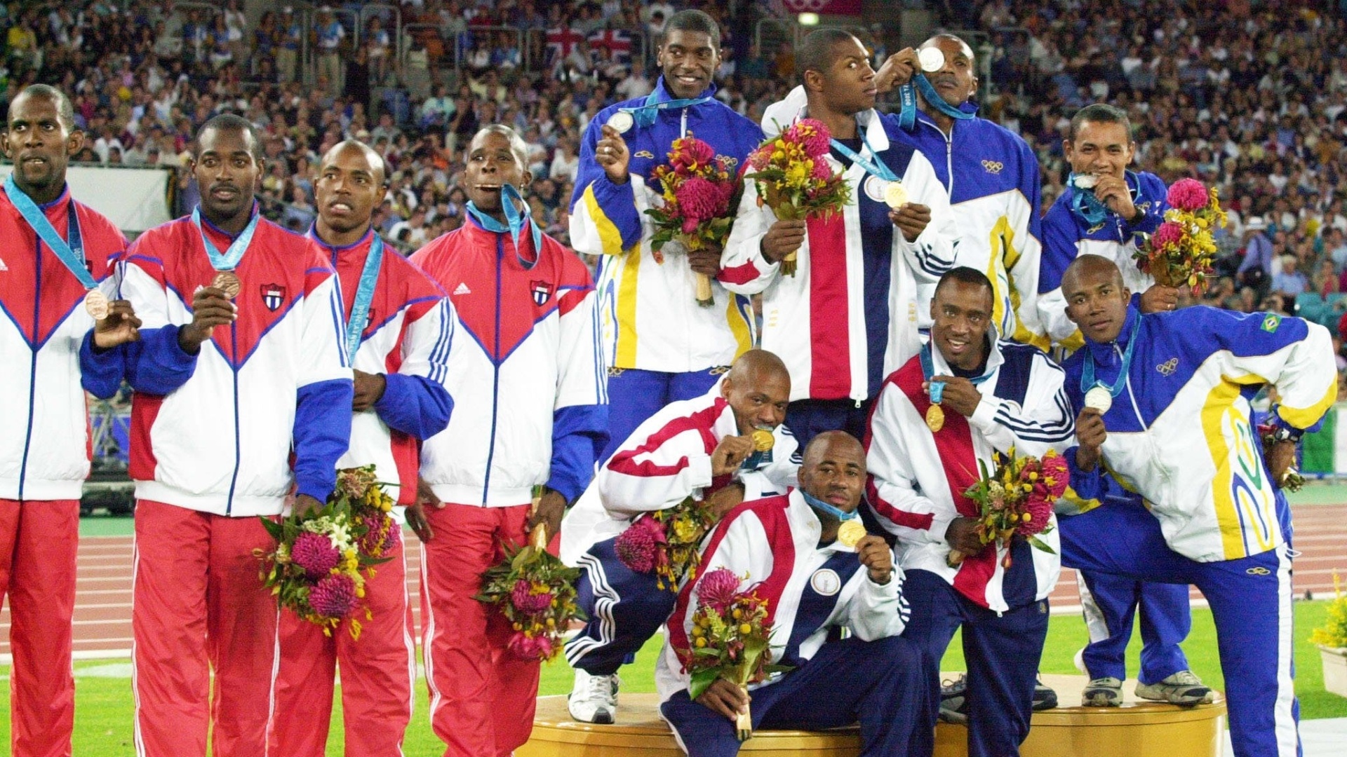 Atletas de Estados Unidos, Brasil e Cuba misturam-se no pódio do revezamento 4x100 m dos Jogos Olímpicos de Sydney-2000