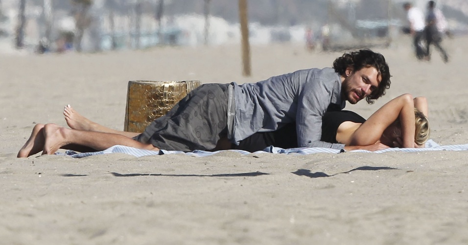 Atriz Sharon Stone e o modelo argentino Martin Mica trocam beijos e carícias em Venice Beach, na Califórnia (29/5/12)