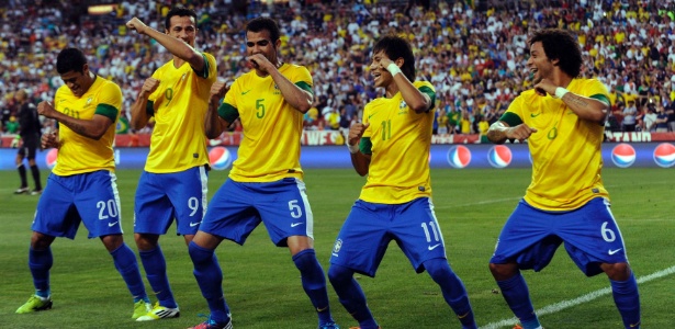 Ao lado de companheiros, Neymar faz dancinha após gol contra os EUA - Jonathan Ernst/Reuters