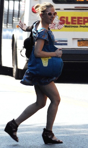 Com vestido curto, a atriz Scarlett Johansson corre para pegar um táxi em Manhattan, Nova York, EUA (29/5/12)