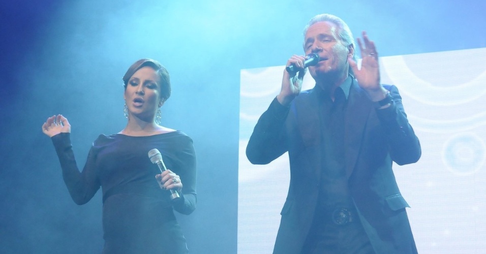Grávida de oito meses do segundo filho, Claudia Leitte canta ao lado de Roberto Justus em evento beneficente em prol de pessoas com câncer de mama, em São Paulo (29/5/12)
