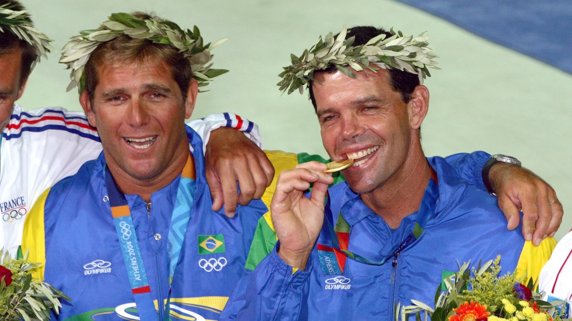 Marcelo Ferreira (e) e Torben Grael comemoram a conquista da medalha de ouro nos Jogos Olímpicos de Atenas-2004
