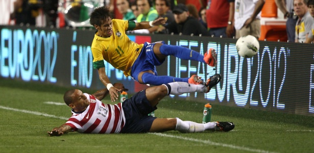 Neymar sofre entrada dura de Jones durante o amistoso entre Brasil e EUA - Mowa Press/Divulgação