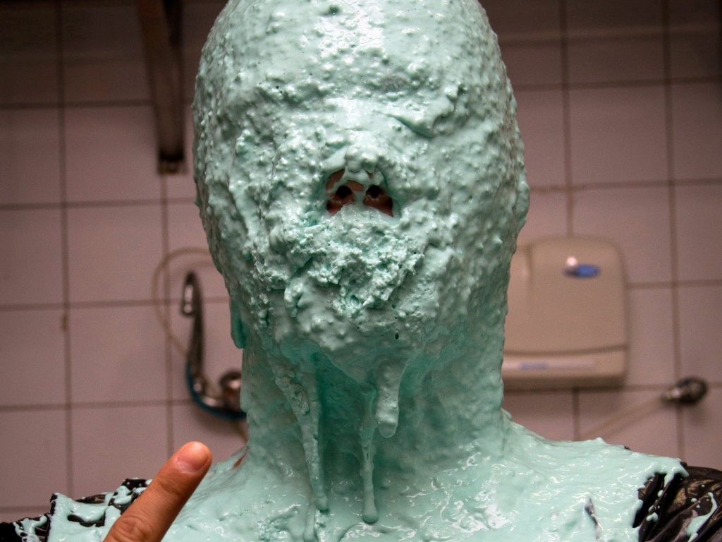 O ator Eduardo Sterblitch receberá maquiagem e uma máscara especial para a peça "A Velha". A estreia será em São Paulo no dia 4 de junho - Divulgação