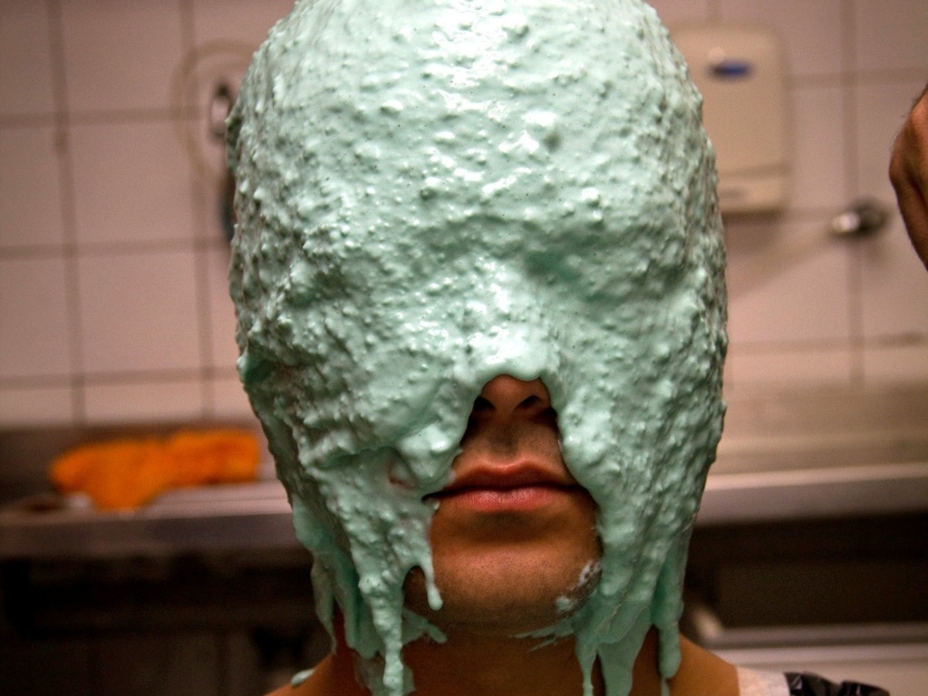 O ator Eduardo Sterblitch receberá maquiagem e uma máscara especial para a peça "A Velha", que estreia em São Paulo no dia 4 de junho - Divulgação