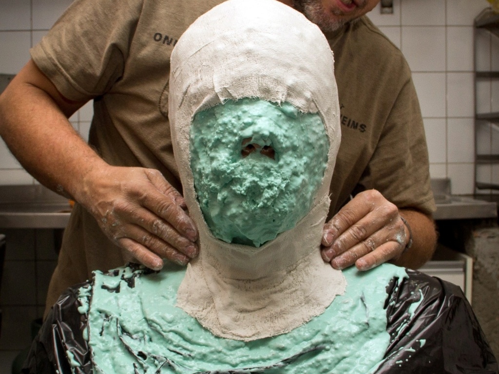 O ator Eduardo Sterblitch terá de enfrentar horas de maquiagem para interpretar "A Velha", peça que estreia em São Paulo no dia 4 de junho - Divulgação