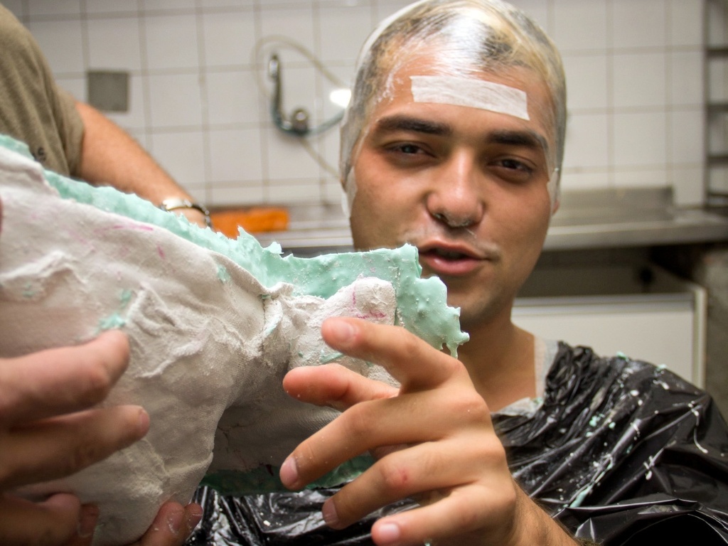 O ator Eduardo Sterblitch terá de enfrentar horas de maquiagem para interpretar "A Velha", peça que estreia em São Paulo no dia 4 de junho - Divulgação