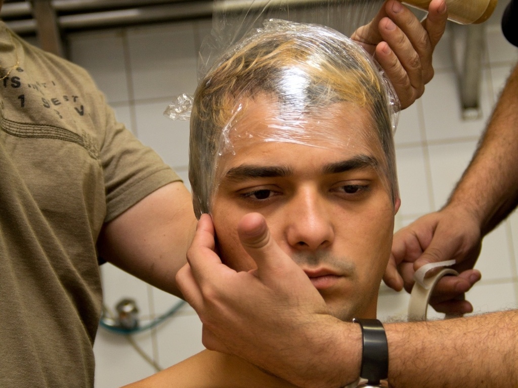 O ator Eduardo Sterblitch terá de enfrentar horas de maquiagem para interpretar "A Velha", peça que estreia em São Paulo no dia 4 de junho. Na imagem, a preparação para incorporar o personagem envolve proteger os cabelos para aplicação de um produto especial no rosto - Divulgação