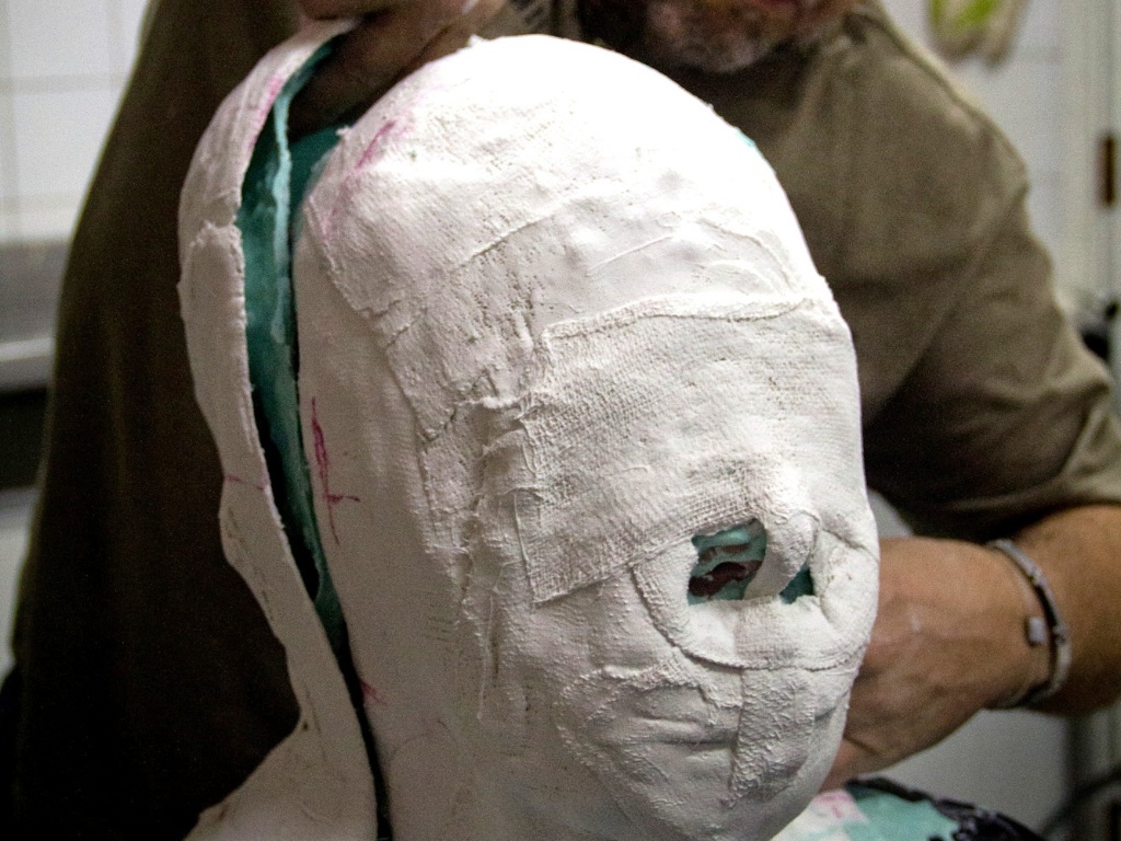 O ator Eduardo Sterblitch terá de enfrentar horas de maquiagem para seu personagem na peça "A Velha". Na imagem, é aplicada uma camada especial de produtos para em seguida o humorista vestir uma máscara. A peça estreia em São Paulo no dia 4 de junho - Divulgação