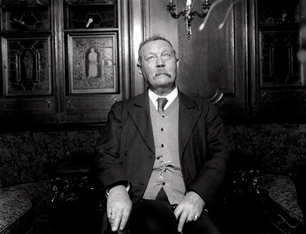 O escritor escocês Arthur Conan Doyle, criador do detetive Sherlock Holmes, em sua casa no ano de 1922. - Ap Photo