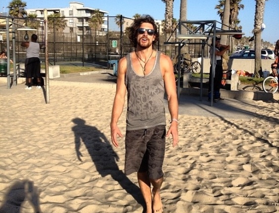 O modelo argentino Martin Mica publicou uma foto sua em seu perfil no Twitter para mostrar que está aproveitando sua viagem. "Venice Beach baby", escreveu Martin na legenda da imagem (29/5/12)