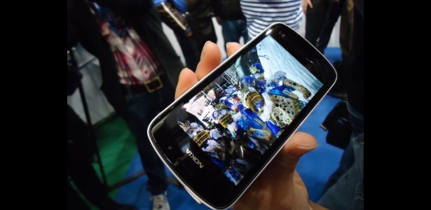 De acordo com a Nokia, smartphone 808 PureView foi o último aparelho com sistema Symbian da marca - Ana Ikeda/UOL