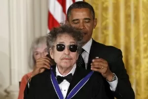 Presidente norte-americano Barack Obama dá Medalha da Liberdade ao cantor Bob Dylan (29/5/12) - AP