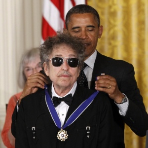 Presidente norte-americano Barack Obama dá Medalha da Liberdade ao cantor Bob Dylan (29/5/12) - AP