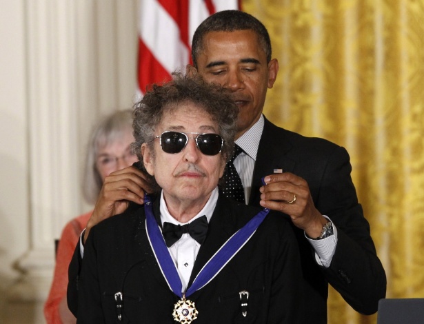 Presidente norte-americano Barack Obama dá Medalha da Liberdade ao cantor Bob Dylan (29/5/12) - AP