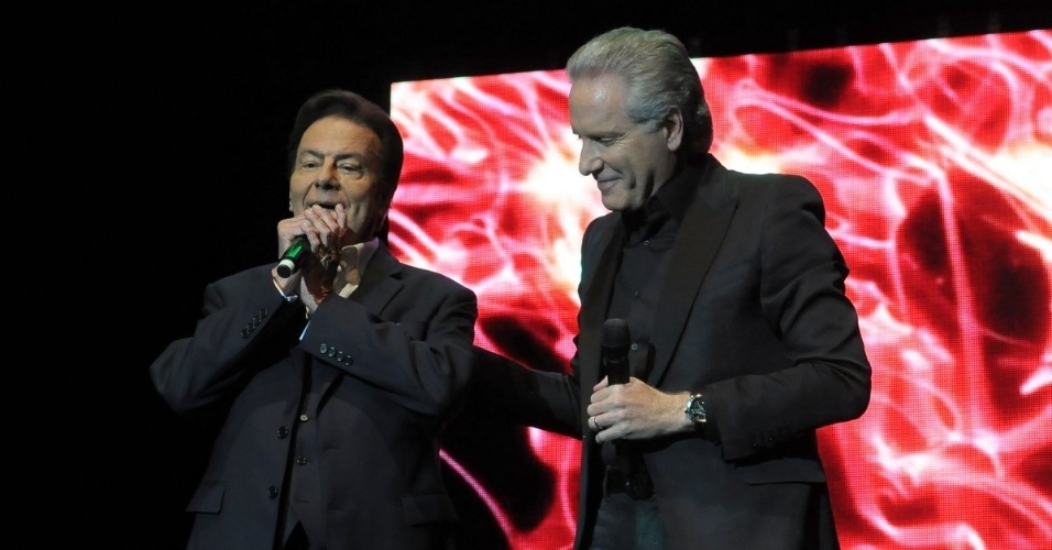 Roberto Justus canta ao lado de Agnaldo Rayol em evento beneficente em São Paulo (29/5/12)
