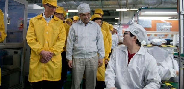 29.mar.2012 - Tim Cook (E), diretor-executivo da Apple, visita instalações da Foxconn (uma das fábricas responsáveis por produzir os eletrônicos da marca) em Zhengzhou, na China