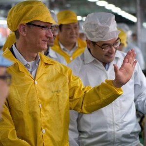 Em março deste ano, o diretor-executivo da Apple, Tim Cook (esq.), visitou novas instalações da Foxconn na China - Reuters/Apple/Handout
