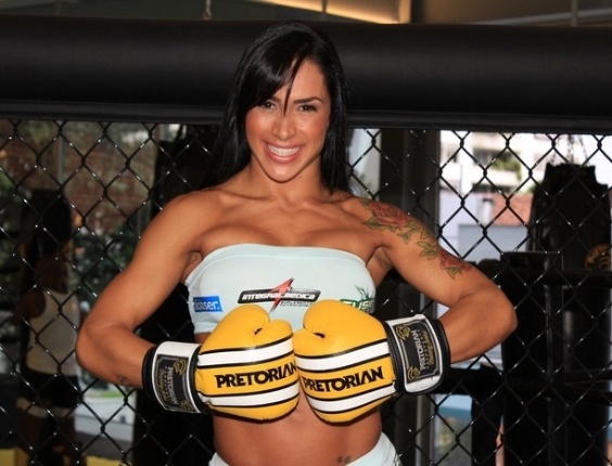 Antes de posar como madrinha do futebol americano, Fabiana Frota foi ring girl do Jungle Fight, em abril de 2012