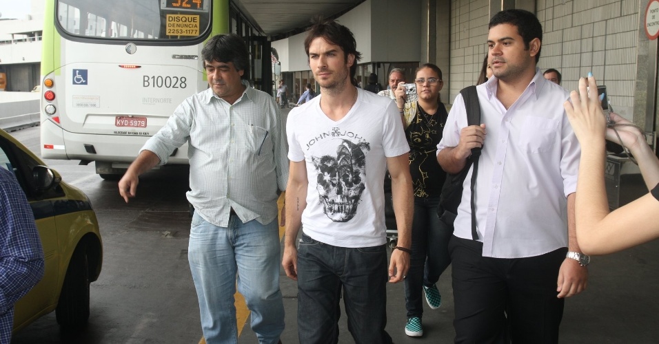 Ator Ian Somerhalder desembarca no Brasil para participar de uma festa (31/5/12)