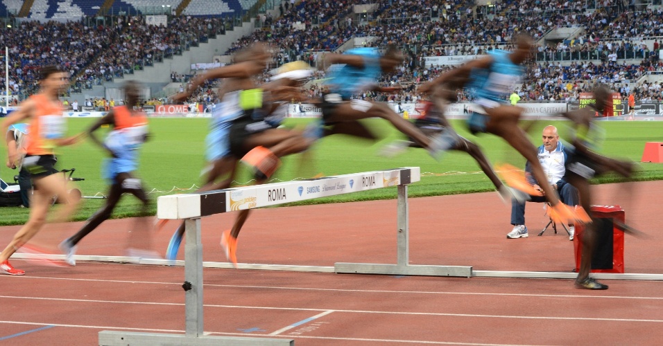Competidores passam por uma das barreiras durante prova dos 3.000 m com obstáculos na etapa de Roma da Liga de Diamante (31/05/2012)