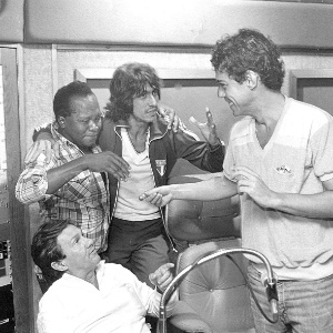 Da esq. para a dir., o jornalista e produtor Fernando Faro (sentado), os músicos João do Vale, Fagner e Chico Buarque, em imagem do início dos anos 1980 - Arquivo pessoal - Arquivo pessoal