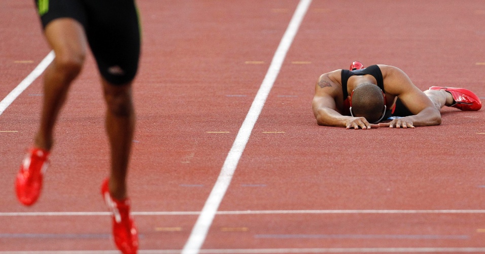 Dominicano Felix Sanchez cai no chão e fica para trás durante a prova dos 400 m com barreiras na etapa de Roma da Liga de Diamante (31/05/2012)
