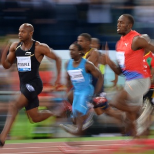 Powell (de preto) em ação contra Bolt (direita) nos 100 m da etapa romana da Liga Diamante, em maio