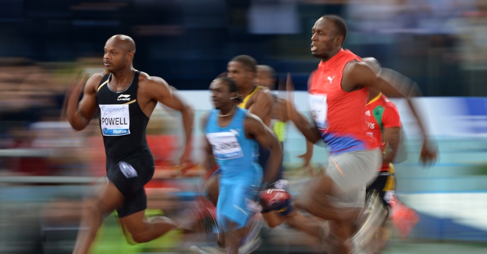 Foto mostra em detalhes o duelo particular entre Asafa Powell (e) e Usain Bolt nos 100 m na Liga de Diamante, em Roma (31/05/2012)