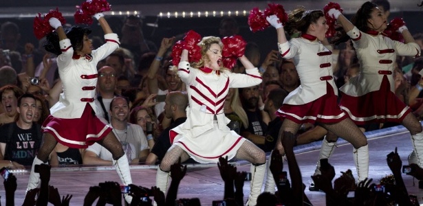 Madonna toca músicas de seu novo álbum na estreia da turnê de "MDNA" em Tel Aviv, Israel (31/5/2012)