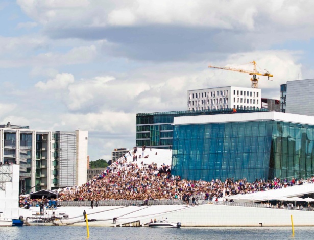 Multidão de fãs espera Justin Bieber para ver apresentação gratuita do cantor na Ópera de Oslo (30/5/12) - Vegard Groett/Reuters