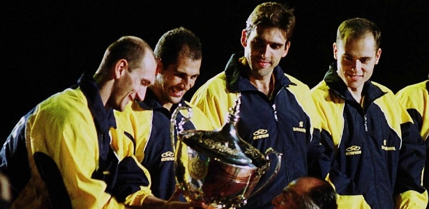 Nalbert, Maurício, Giovane e Ricardinho recebem o troféu da Liga Mundial em 2001 - AFP PHOTO/ROMAN KOSZOWSKI