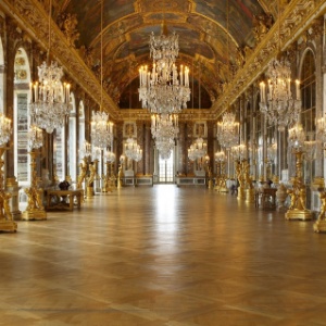 Galeria dos Espelhos, no interior do Palácio de Versalhes, na França