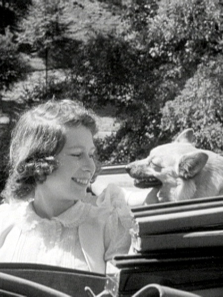 1º.jun.2012 - A rainha Elizabeth 2ª sorri para o cachorro dela na época em que ainda era princesa, nos arredores do castelo Windsor, em 1941. A imagem foi divulgada nesta sexta - Reuters - 1941 - Reuters - 1941