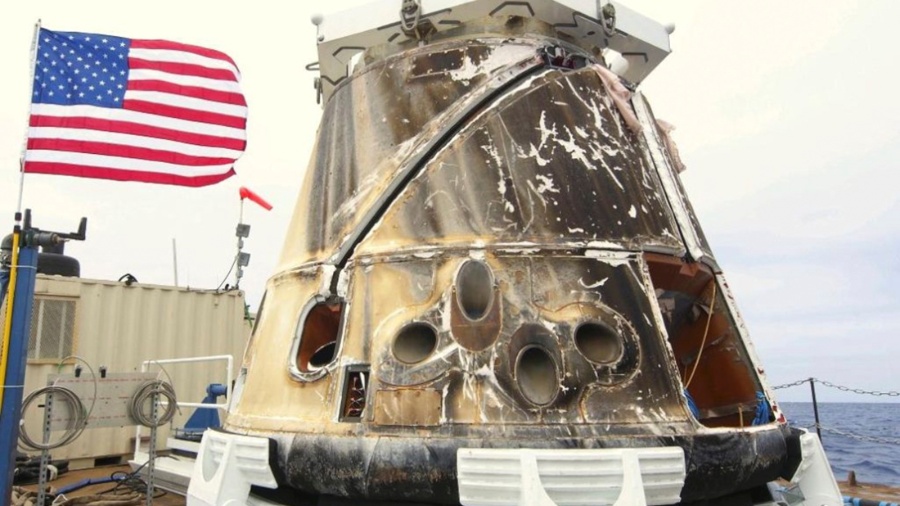 1º.jun.2012  - Imagem mostra a cápsula de carga não-tripulada Dragon, da Space Exploration Technologies (Space X), em um barco, após ser retirada do Oceano Pacífico, próximo à Califórnia (EUA) - SpaceX/Reuters