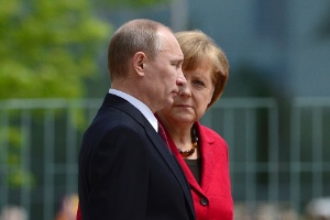O presidente russo, Vladimir Putin, é recebido pela chanceler alemã, Angela Merkel, em Berlim